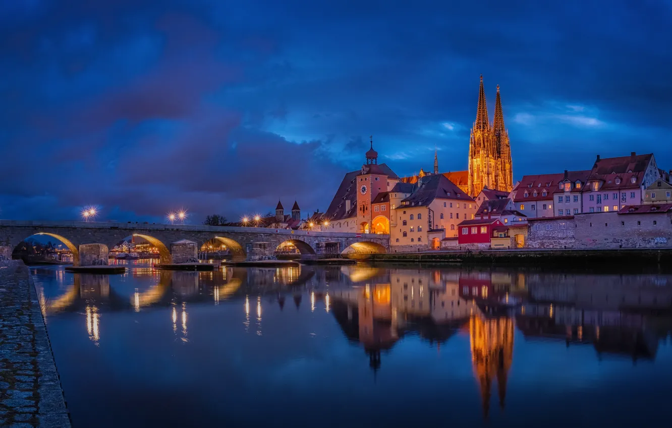 Фото обои мост, река, здания, дома, Германия, ночной город, набережная, Germany, Регенсбург, Regensburg, Stone Bridge, Danube River, …