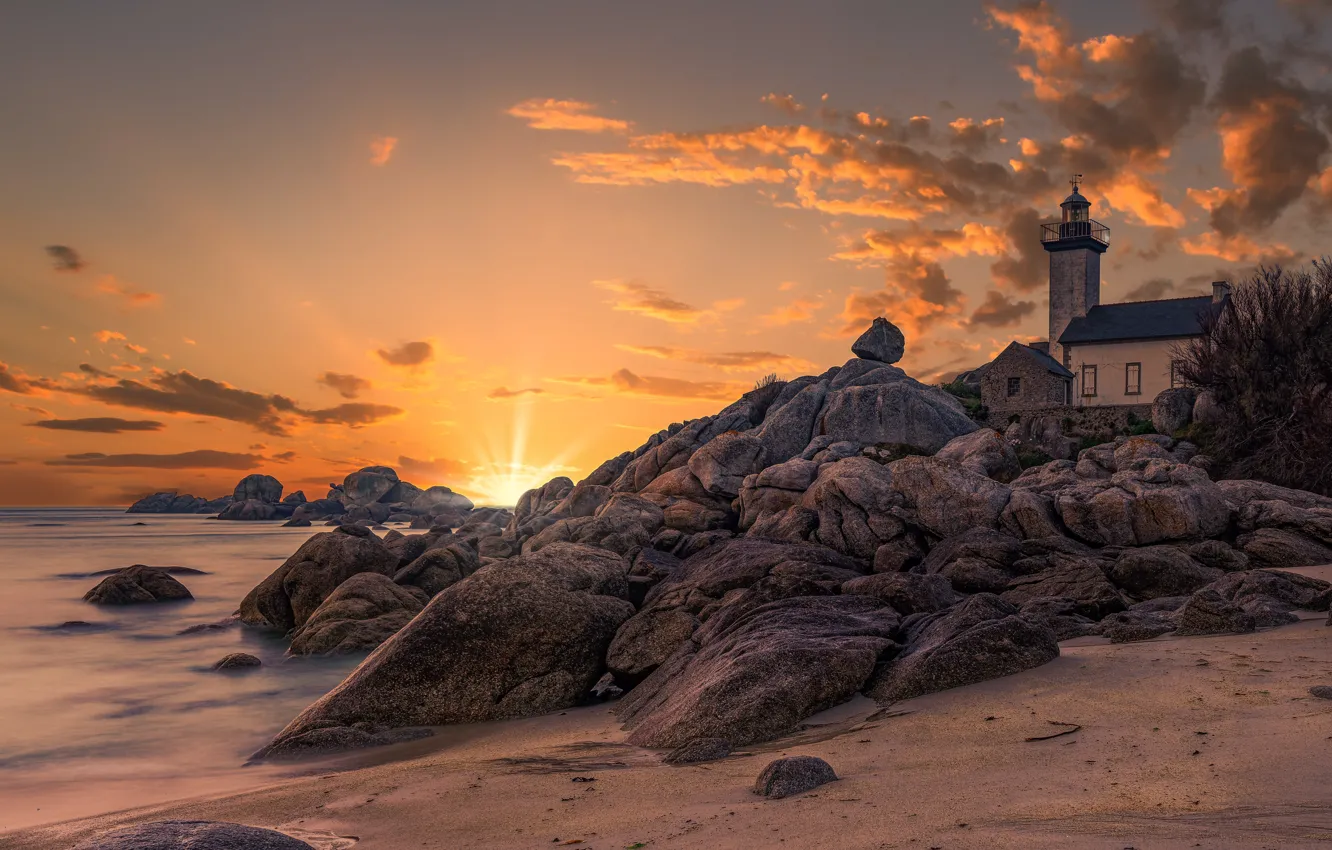 Фото обои песок, море, солнце, лучи, пейзаж, закат, природа, камни, берег, Франция, маяк, Бретань, Phare de Pontusval