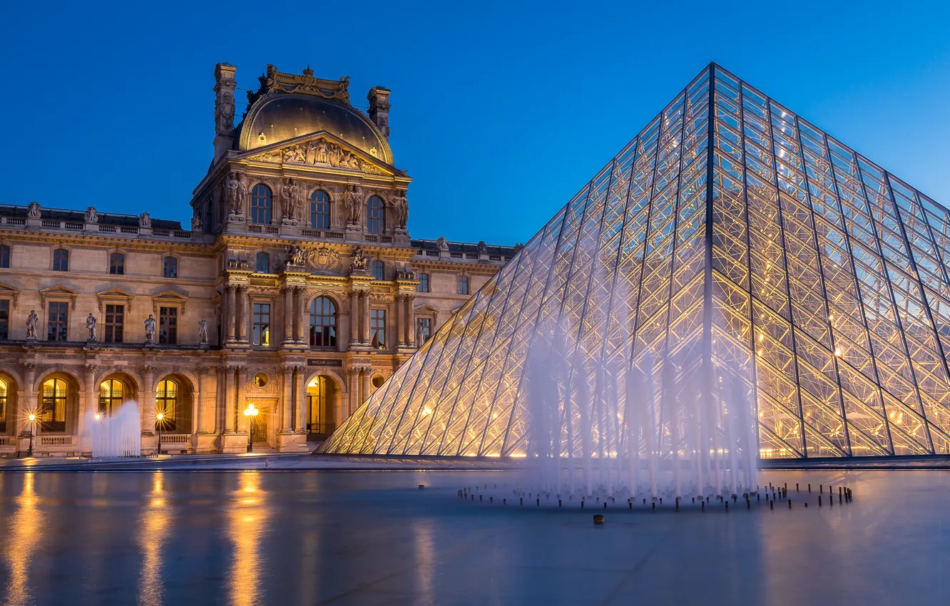 Фото обои ночь, город, Франция, Париж, здание, Лувр, освещение, площадь, пирамида, фонтан, музей