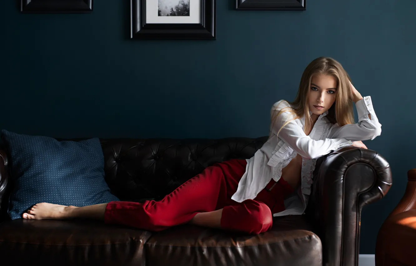 Фото обои взгляд, девушка, поза, диван, блузка, брюки, Илья Баранов