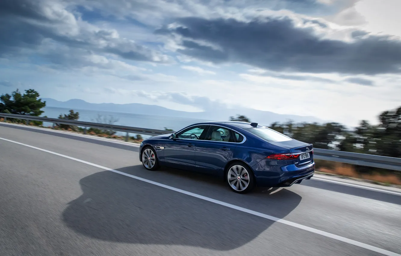 Фото обои Jaguar, тень, ограждение, седан, в движении, на дороге, Jaguar XF, 2020, XF
