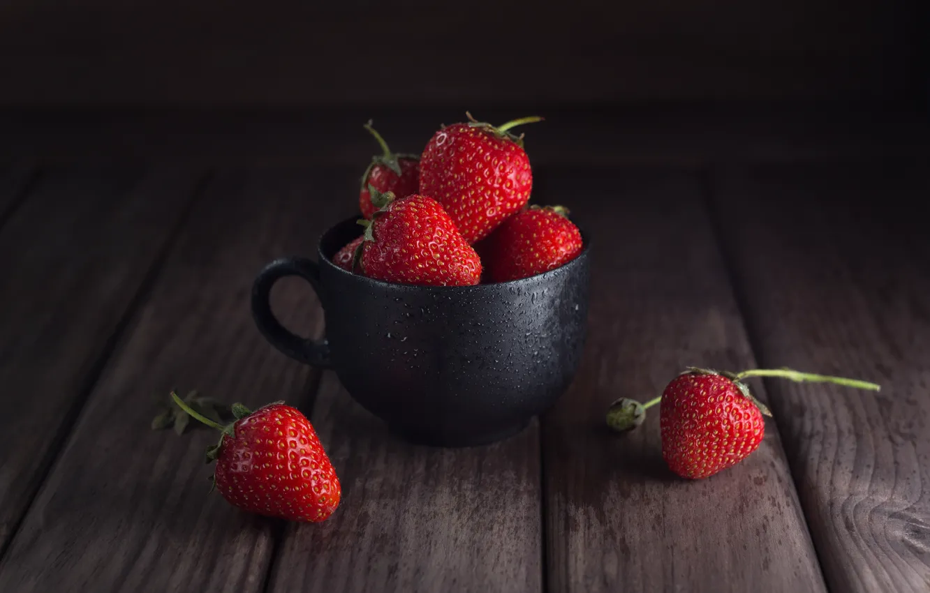 Фото обои ягоды, доски, клубника, кружка, Максим Чикунов