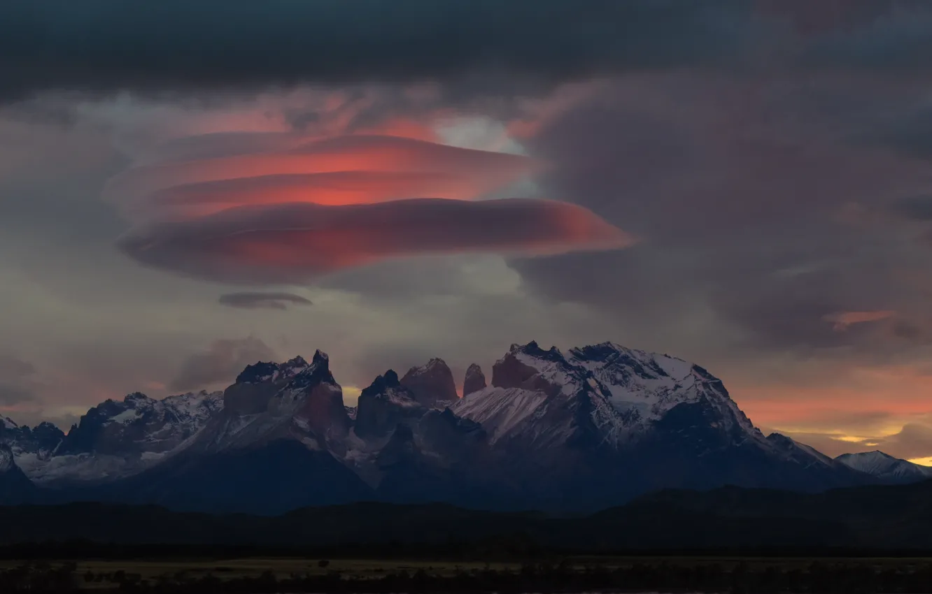 Фото обои небо, горы, природа, скалы, рассвет, Чили, Chile, Patagonia, Патагония, Torres del Paine, Торрес-дель-Пайне, лентикулярные облака