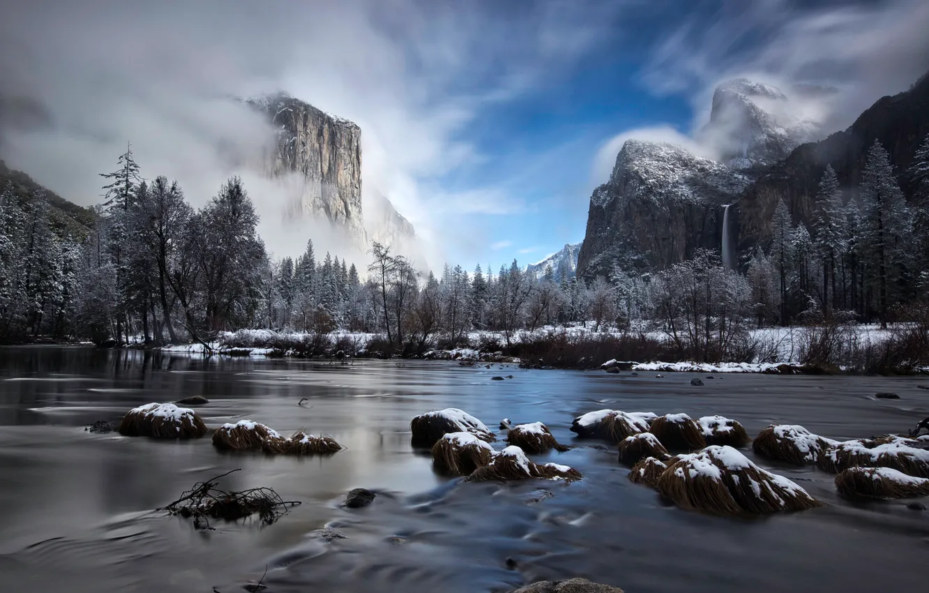 Фото обои зима, лес, небо, облака, снег, деревья, горы, туман, река, скалы, водопад, Калифорния, США, Йосемити, Yosemite …