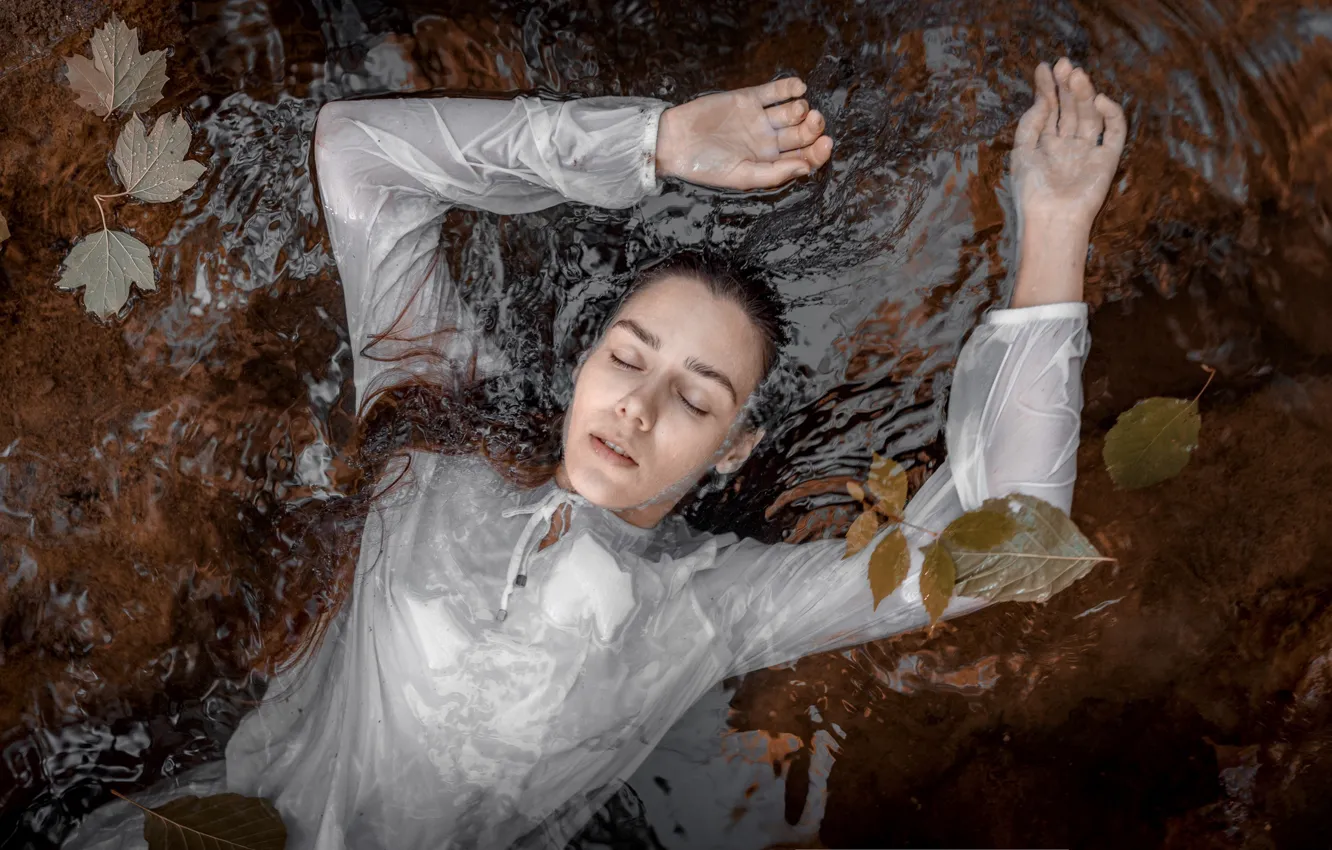 Фото обои листья, вода, девушка, поза, ситуация, руки, блузка, закрытые глаза, Андрей Васильев, Марина Скрипкина