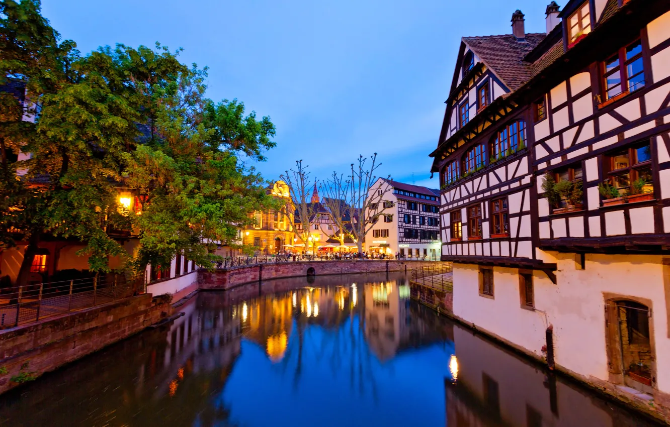Фото обои город, река, Франция, дома, вечер, освещение, Страсбург, коммуна