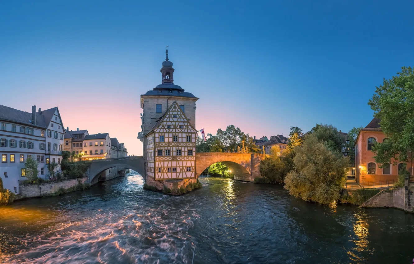 Фото обои мост, город, река, здания, дома, вечер, Германия, Бавария, освещение, Bamberg, Бамберг, Regnitz River, Старая ратуша, …