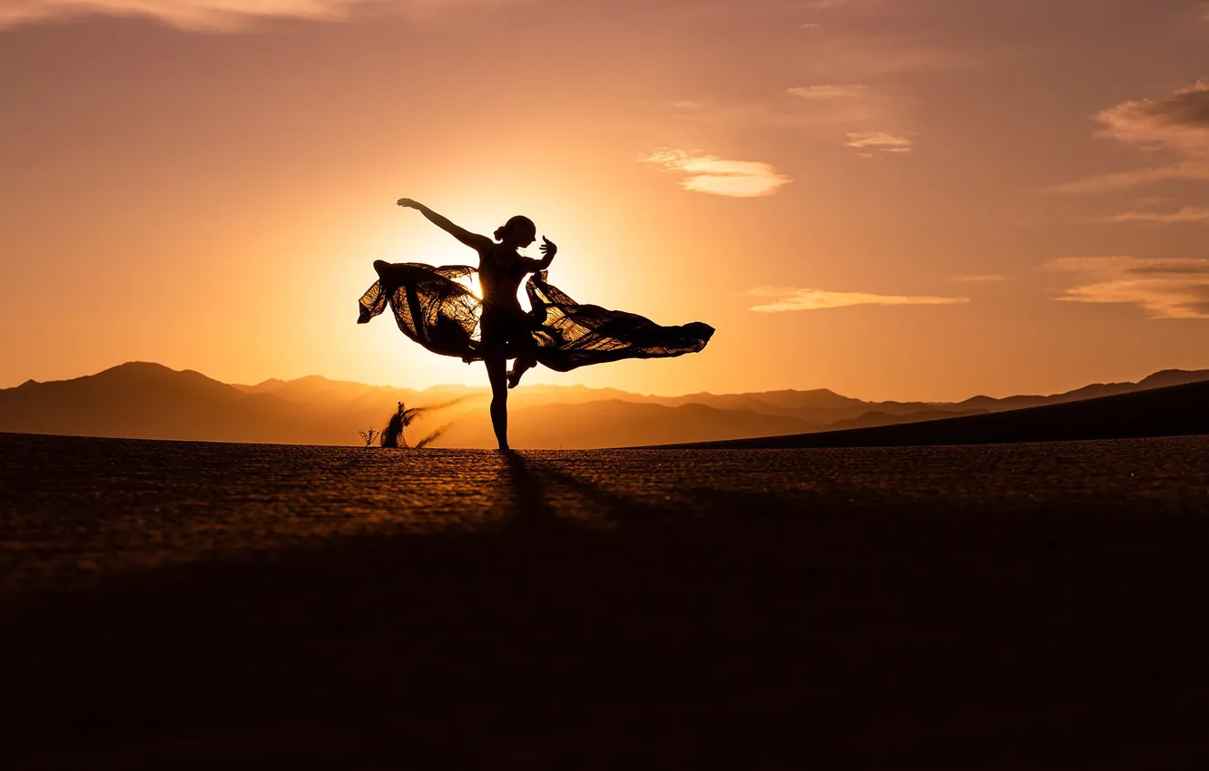 Фото обои девушка, закат, горы, настроение, танец, силуэт