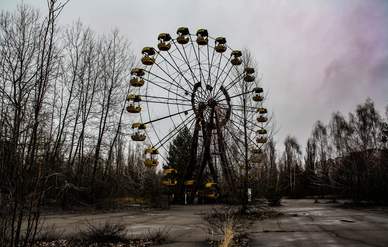 Фото обои небо, деревья, пасмурно, колесо обозрения, Чернобыль, Припять, архитектура
