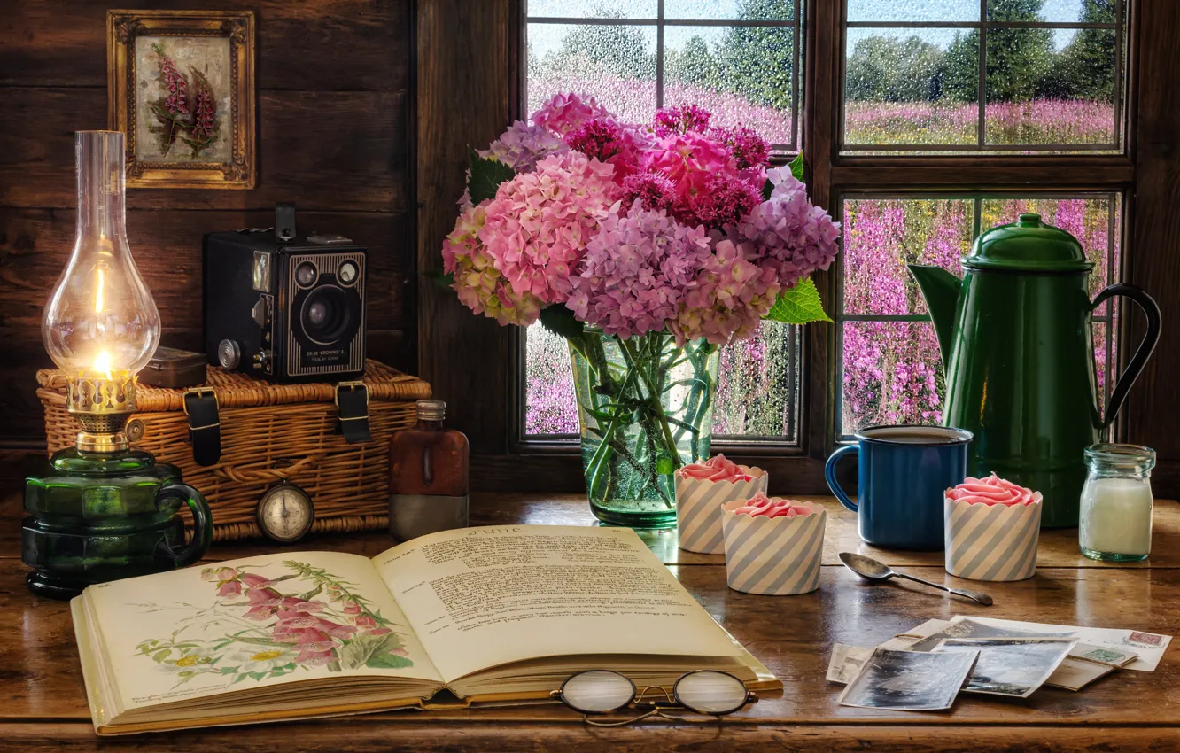 Фото обои цветы, лампа, окно, очки, кружка, книга, натюрморт, десерт, гортензия, письма, открытки, кофейник