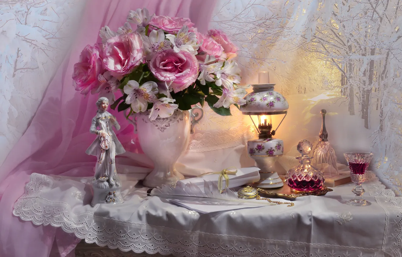 Фото обои цветы, перо, бокал, лампа, розы, ткань, ваза, статуэтка, напиток, занавеска, салфетка, фигурка, графин, Валентина Колова