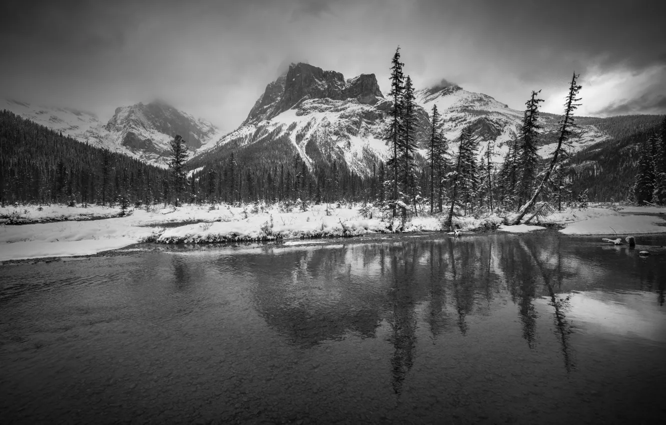 Фото обои зима, небо, снег, деревья, горы, тучи, природа, озеро, скалы, Канада, черно-белое, Canada, монохром, monochrome, black …