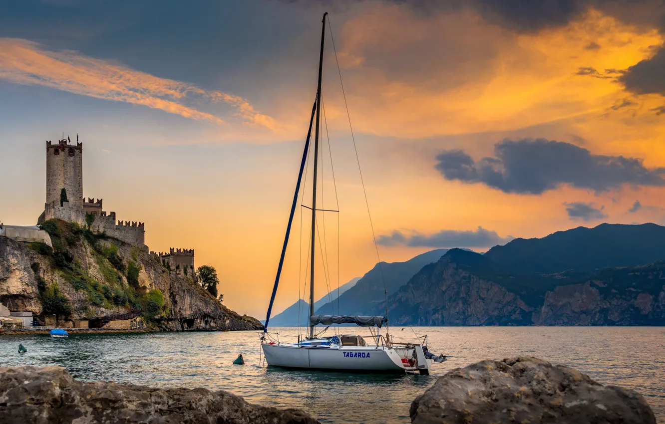Фото обои закат, горы, озеро, замок, яхта, Альпы, Италия, крепость, Italy, Alps, Lake Garda, Malcesine, Озеро Гарда, …