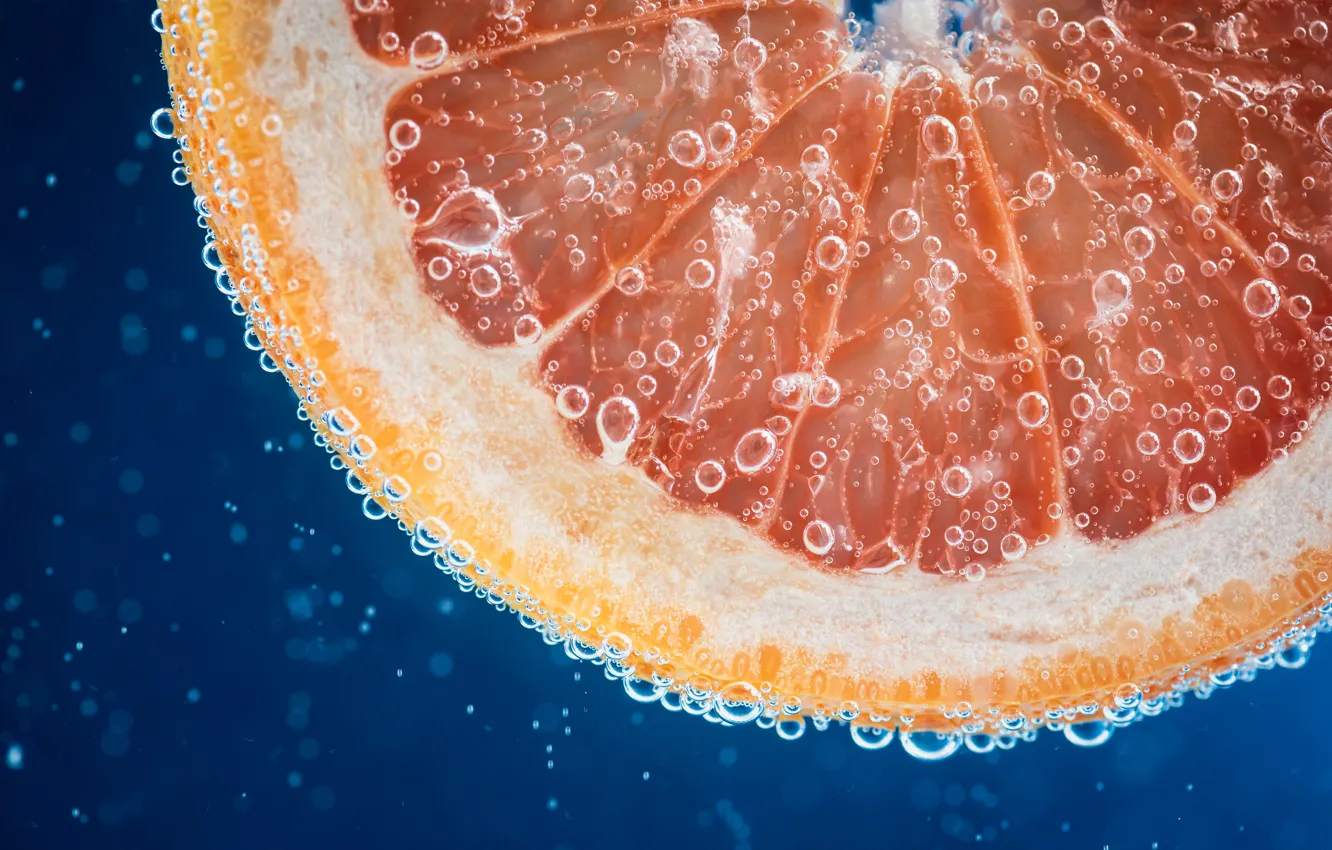 Фото обои вода, макро, пузырьки, долька, грейпфрут