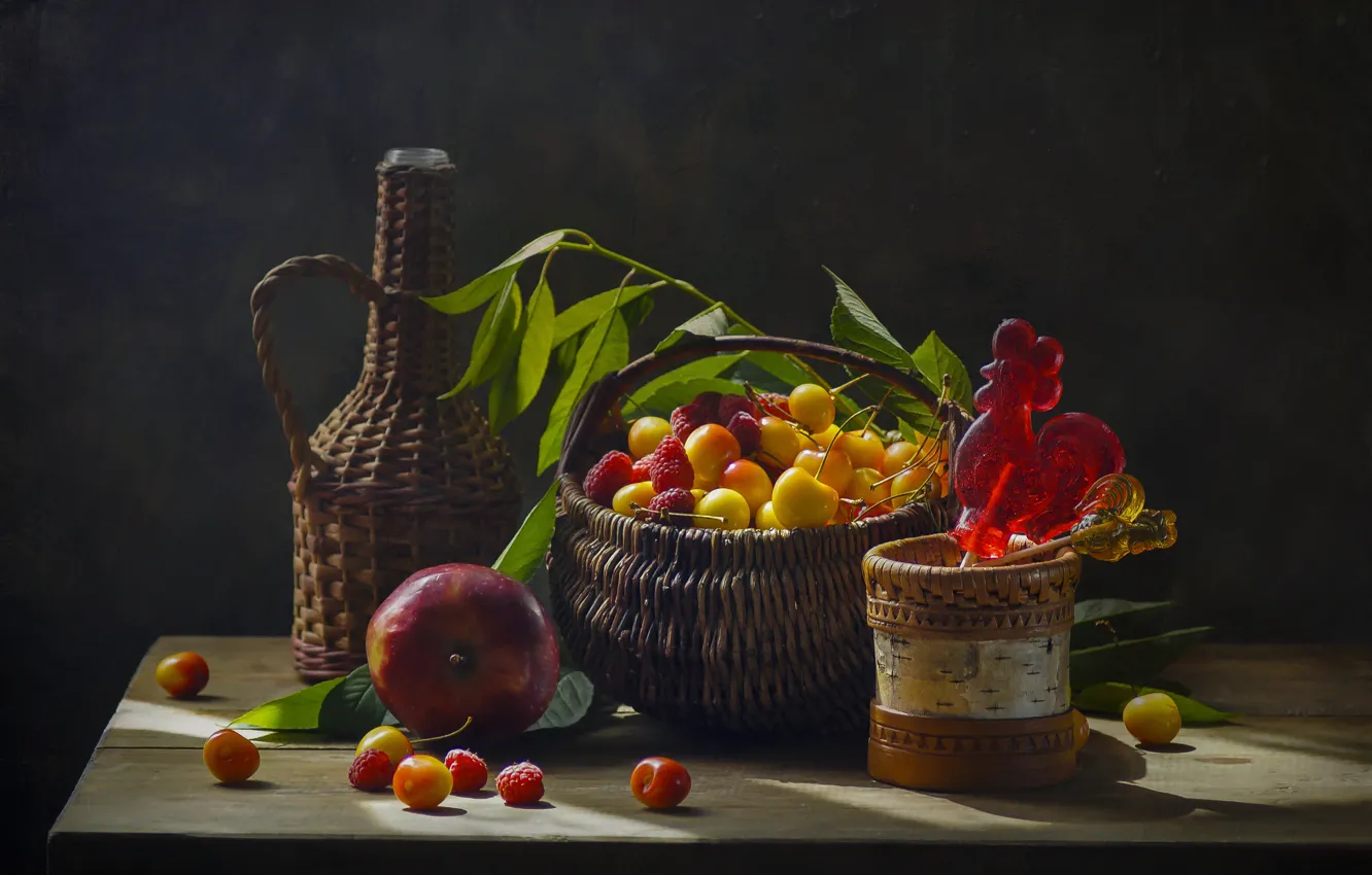 Фото обои ягоды, малина, корзина, бутылка, яблоко, конфеты, леденцы, натюрморт, черешня, петушки, Светлана Сушкевич