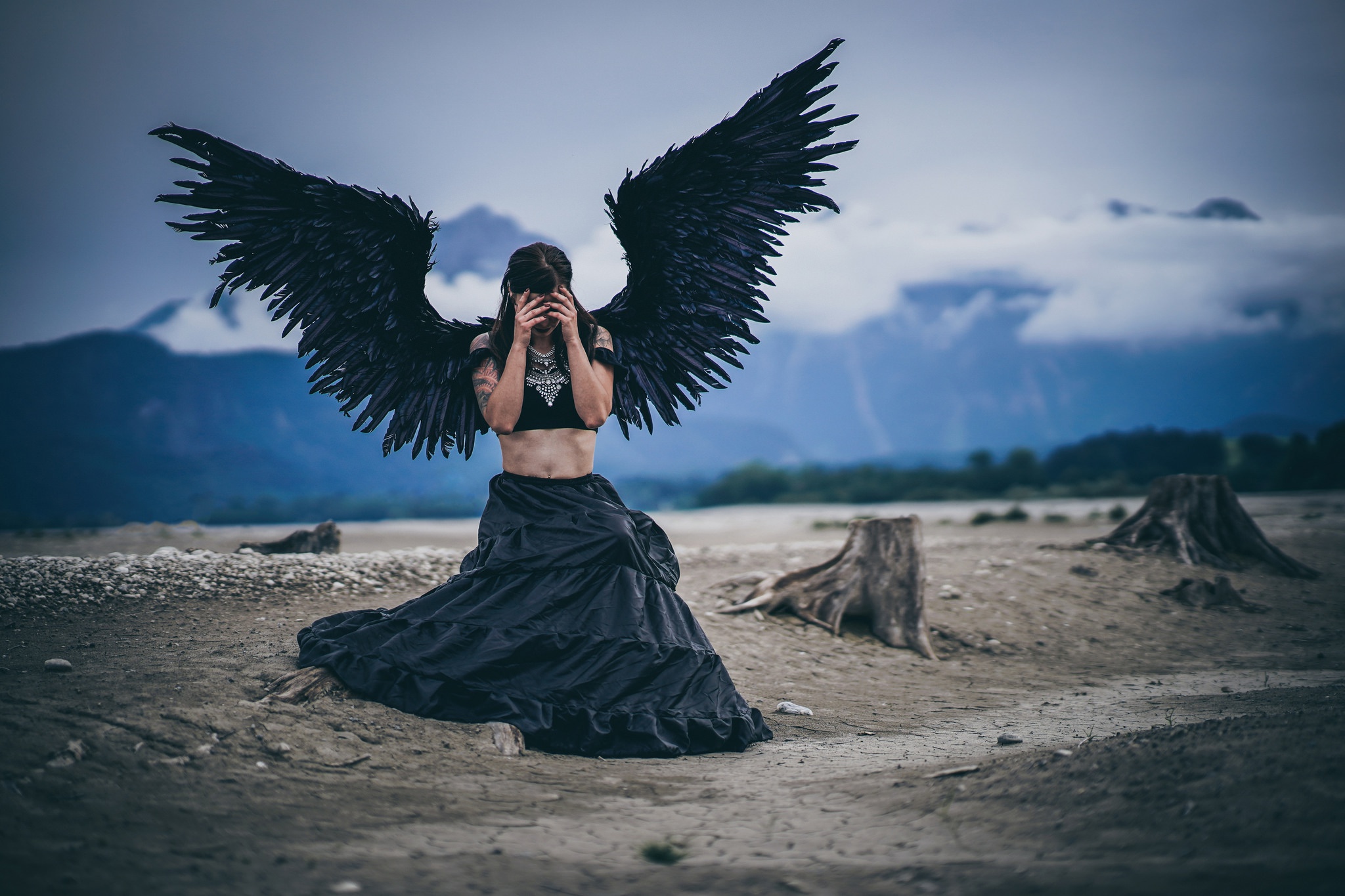 Заговор чёрных ангелов (наказать должника) Devushka-zhenshchina-angel-chernye-krylia-poza-priroda
